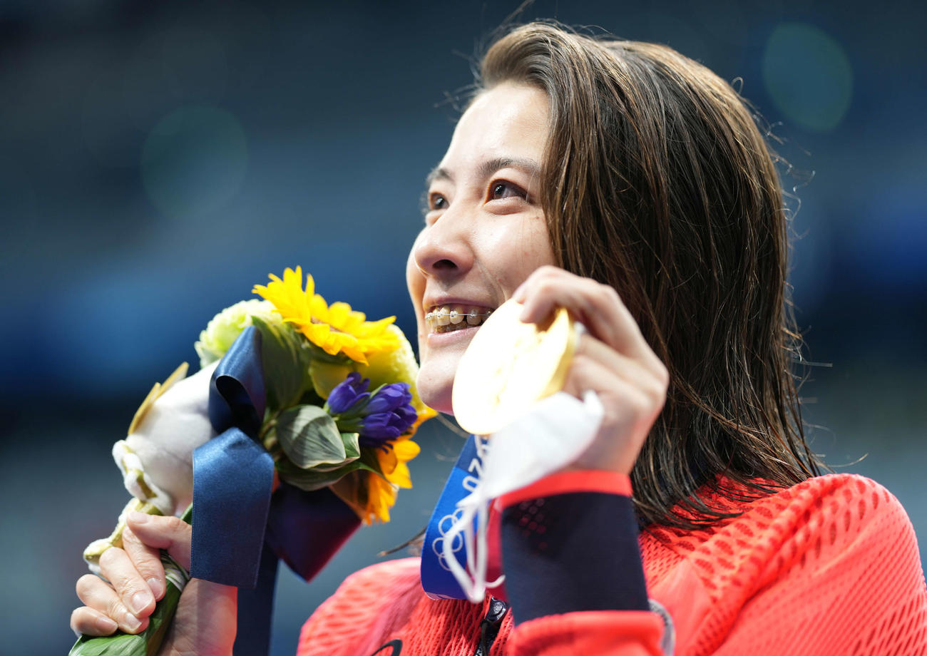 女子400メートル個人メドレー決勝　優勝した大橋は金メダルを手に笑顔（撮影・鈴木みどり）
