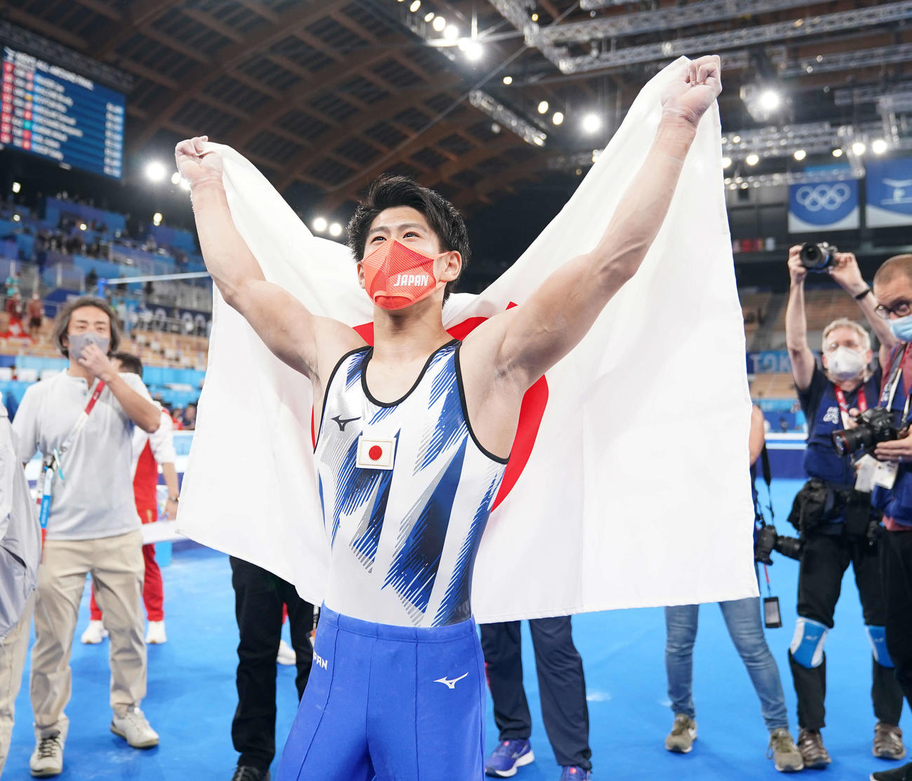 体操男子個人総合決勝　金メダルの橋本は日の丸を背に笑顔（撮影・鈴木みどり）
