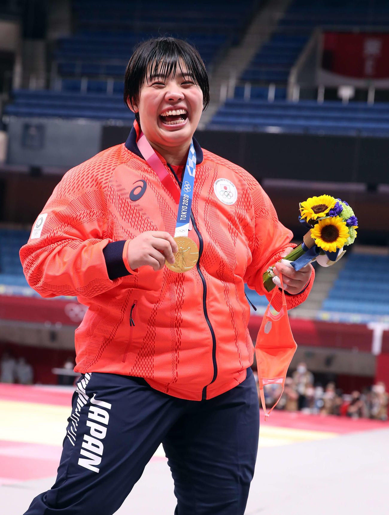女子78キロ超級決勝　金メダルを手に笑顔を見せる素根（撮影・パオロ　ヌッチ）