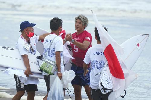 銀メダルを獲得し、日本チームから健闘をたたえられる五十嵐カノア（右から2人目）（共同）