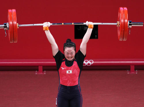 重量挙げ女子59キロ級　ジャーク3回目で120キロを成功させる安藤