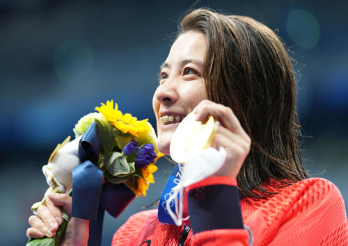 女子400メートル個人メドレー決勝　優勝した大橋は金メダルを手に笑顔（撮影・鈴木みどり）