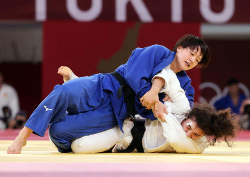 柔道女子70キロ級準決勝　新井はタイマゾワを攻め立てる（撮影・パオロ　ヌッチ）