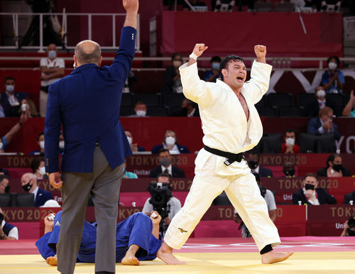 男子100キロ級決勝　韓国の趙に一本勝ちし、雄たけびを上げるウルフ・アロン（撮影・パオロ　ヌッチ）