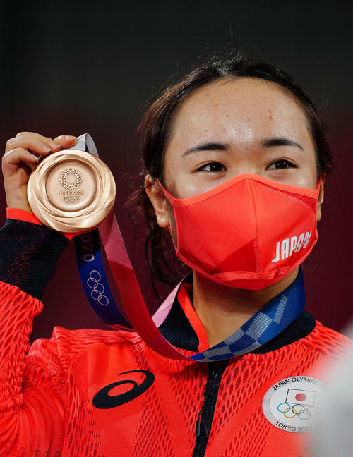 卓球女子シングルス表彰式で銅メダルを見せる伊藤（撮影・江口和貴）