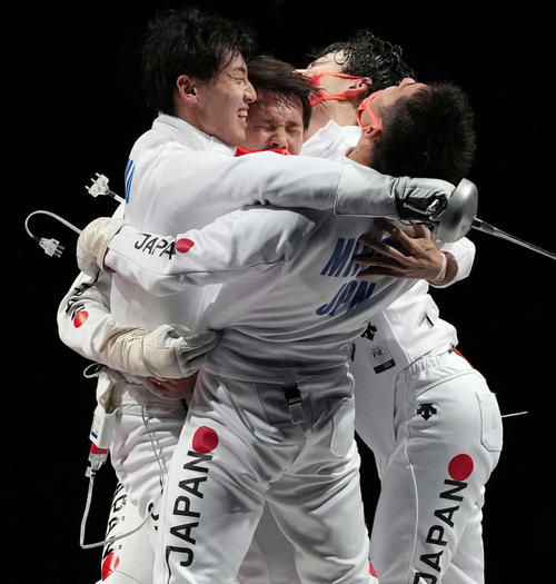 日本対ROC　金メダルを獲得し抱き合って喜ぶ、左から加納、山田、宇山、見延（撮影・鈴木みどり）