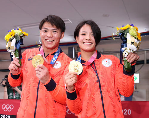 男子66キロ級の阿部一二三（左）と女子52キロ級の阿部詩は金メダルを手に笑顔を見せる（撮影・パオロ・ヌッチ）