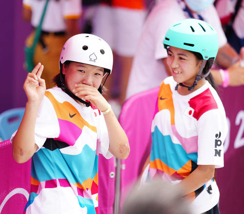 スケートボード女子ストリートで優勝し涙を流しながら、ピースサインを見せる西矢。右は3位の中山（撮影・江口和貴）