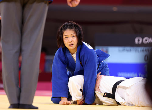 女子57キロ級3位決定戦　ジョージアのリパルテリアニ（右）に一本勝ちし、銅メダルを獲得する芳田（撮影・パオロ　ヌッチ）