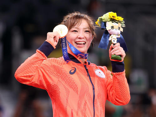 女子フリースタイル62キロ級で金メダルの川井友はメダルを手に笑顔（撮影・パオロ　ヌッチ）