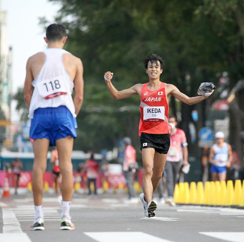男子20キロ競歩で銀メダルを獲得しガッツポーズをする池田（右奥）（撮影・佐藤翔太）