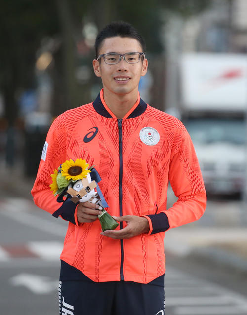 表彰台で笑顔を見せる銅メダルの山西（撮影・佐藤翔太）
