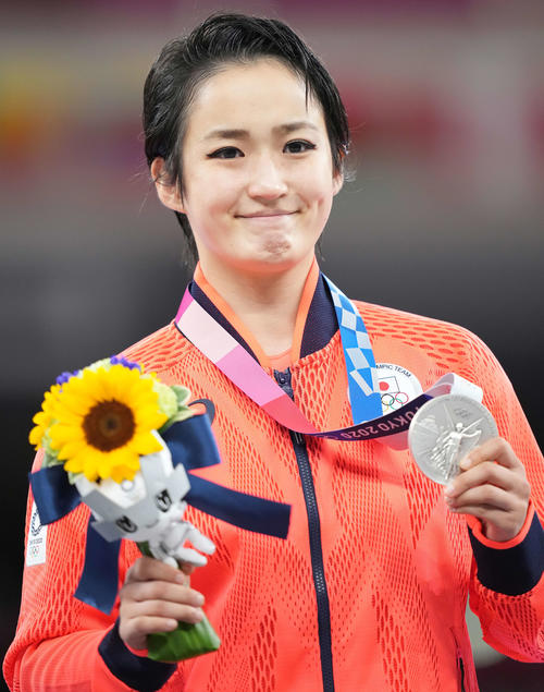 空手女子形の表彰台で銀メダルを手にする清水（撮影・鈴木みどり）