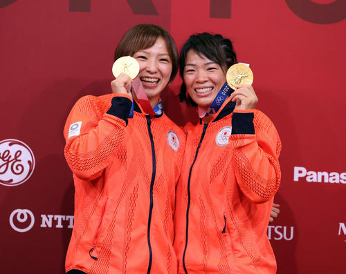 女子57キロ級決勝で金メダルを獲得した姉の川井梨紗子（右）は、62キロ級で金メダルの友香子と笑顔を見せる（撮影・パオロ　ヌッチ）