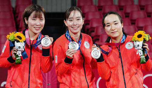 卓球女子団体の表彰式で銀メダルを手に笑顔を見せる、左から平野、石川、伊藤（撮影・江口和貴）