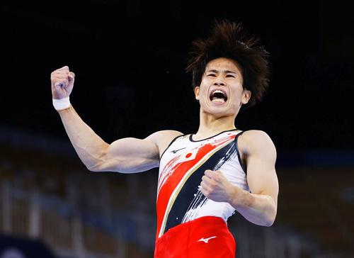 体操男子種目別あん馬決勝の演技を終え、ガッツポーズする萱