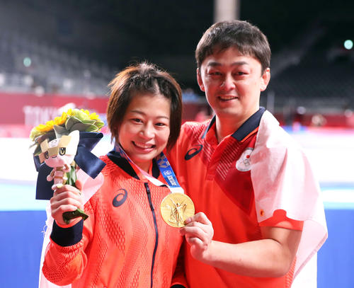 女子53キロ級で優勝し、志土地コーチ（右）と金メダルを胸に記念撮影する向田（撮影・パオロ・ヌッチ）