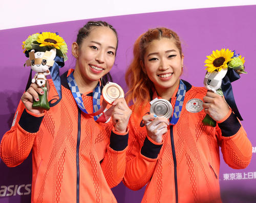 スポーツクライミング女子複合で銀メダルの野中（右）と銅メダルの野口は笑顔で記念撮影に納まる（撮影・河野匠）
