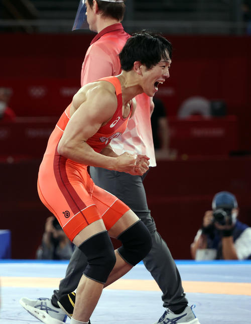 男子フリースタイル65キロ級決勝　金メダルを獲得し雄たけびを上げる乙黒拓（撮影・パオロ　ヌッチ）