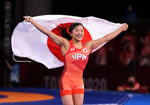 女子フリースタイル50キロ級決勝　金メダルを獲得し、日の丸を掲げる須崎（撮影・パオロ　ヌッチ）