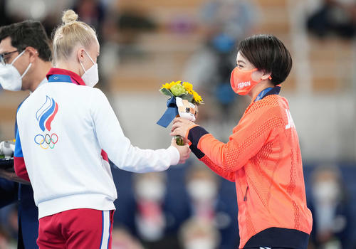 体操女子種目別床運動決勝　表彰台で同じく銅メダルのメルニコワ（左）から花束を受け取る村上（撮影・鈴木みどり）