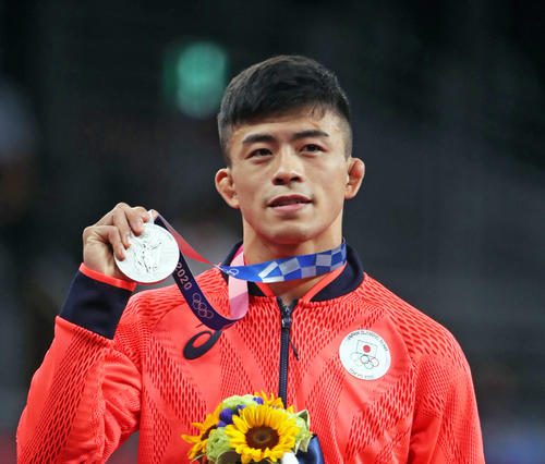レスリング男子グレコローマン60キロ級　表彰式で銀メダルを掲げる文田（撮影・パオロ・ヌッチ）