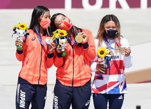スケートボード女子パーク決勝　金メダルを手に笑顔の四十住（中央）。左は銀メダルの開、右は銅メダルのブラウン（撮影・鈴木みどり）