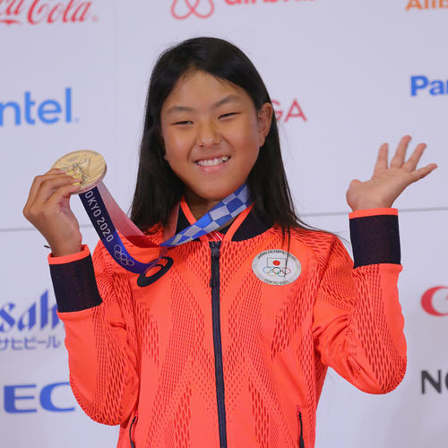 一夜明け会見を終え、銀メダルを手に笑顔を見せるスケートボード女子パークの開（代表撮影）