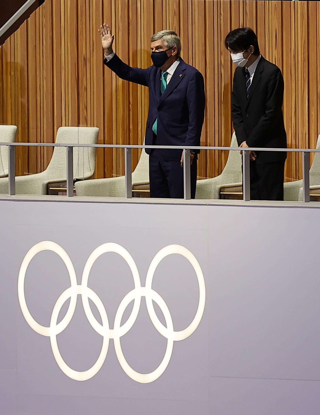 秋篠宮皇嗣殿下とバッハ会長（左）（ロイター）