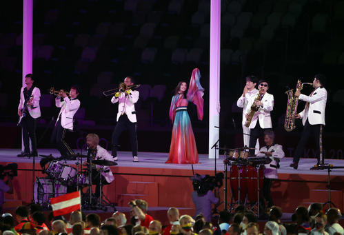 閉会式で熱唱するmilet（中央）と演奏する東京スカパラダイスオーケストラ（撮影・パオロ　ヌッチ）