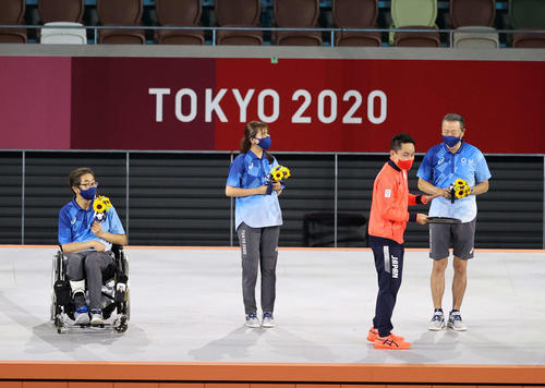 大会ボランティアに感謝の花を贈呈する太田氏（右手前）（撮影・河野匠）