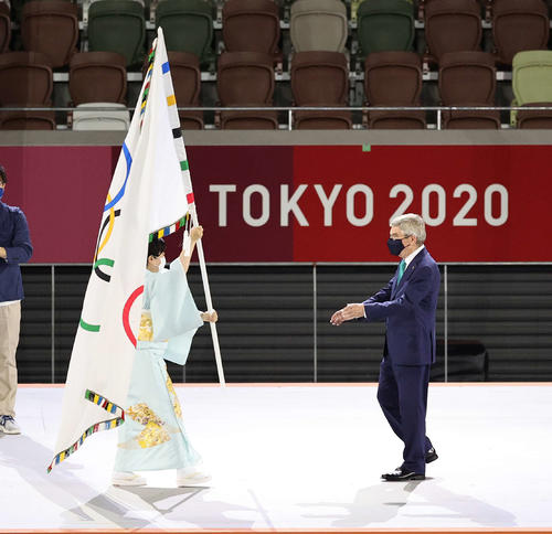五輪旗が小池東京都知事（左）からIOCバッハ会長に手渡される（撮影・河野匠）