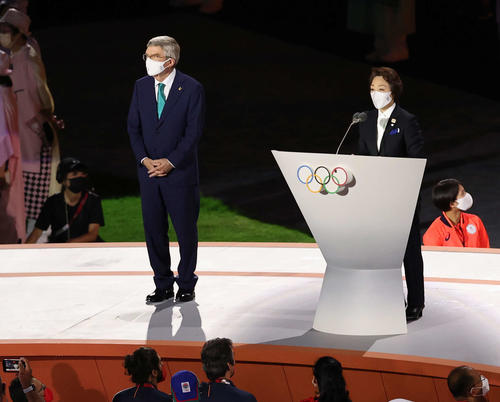 あいさつする東京五輪パラリンピック組織委員会の橋本会長（右）。左はIOCバッハ会長（撮影・河野匠）