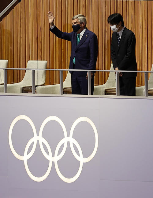 秋篠宮皇嗣殿下とバッハ会長（左）（ロイター）
