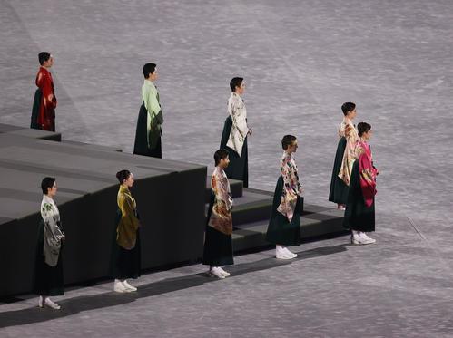 国歌斉唱を行う真風涼帆、礼真琴、柚香光（ロイター）