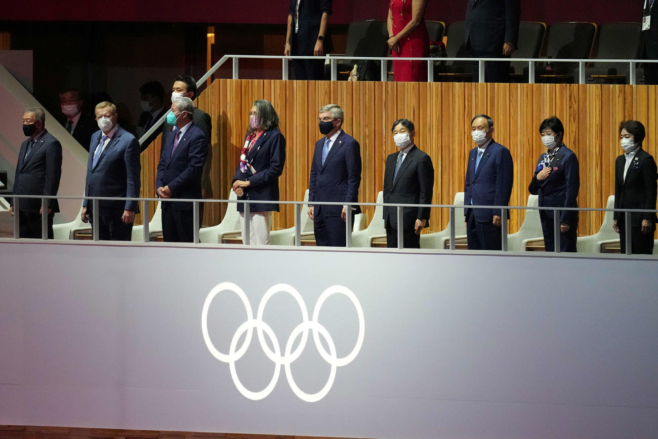 開会式に出席する、右から橋本聖子東京五輪・パラリンピック組織委員会会長、小池百合子東京都知事、菅義偉首相、天皇陛下、IOCトーマス・バッハ会長（21年7月23日撮影）