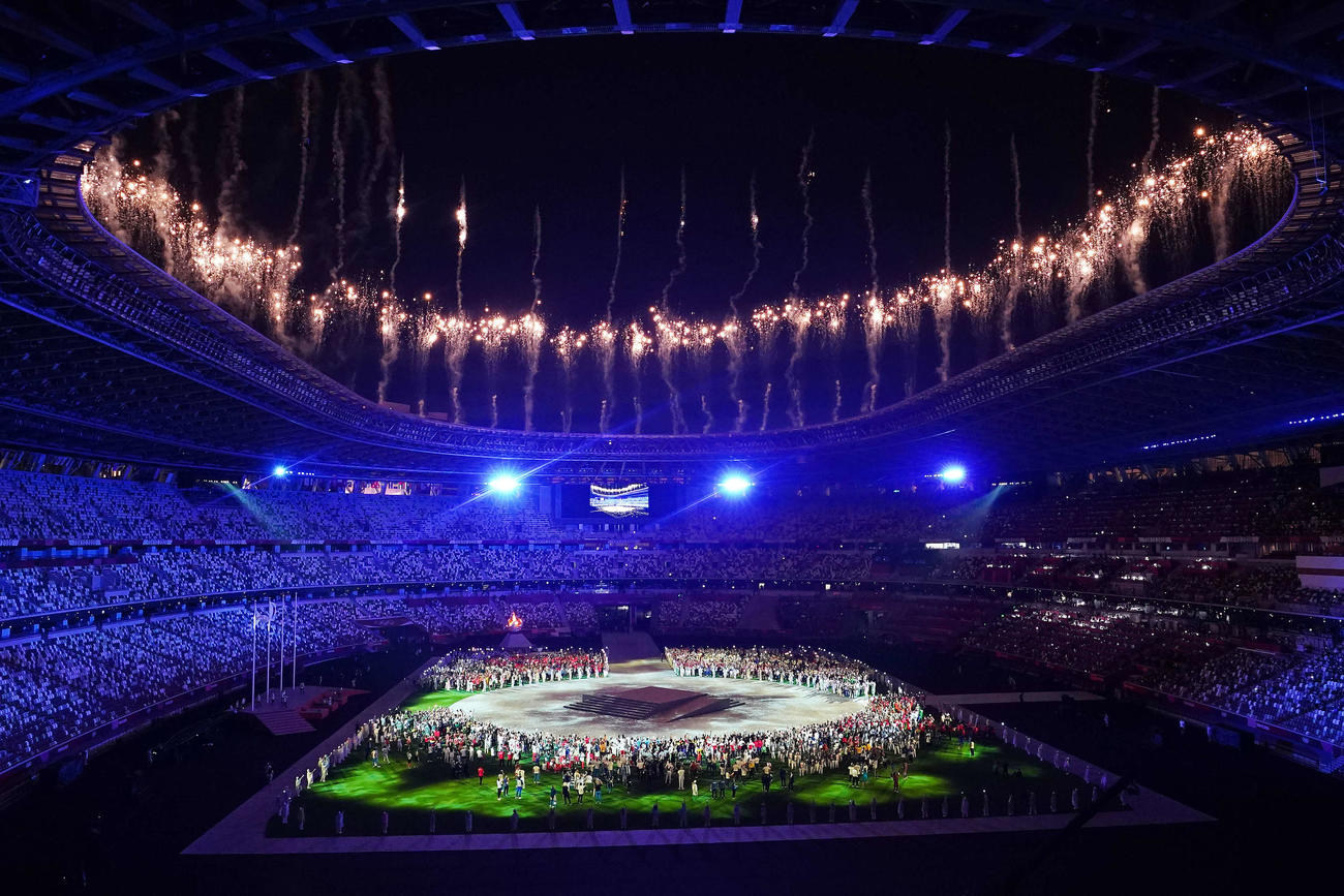 閉会式　各国の選手団が入場し打ち上がる花火（撮影・鈴木みどり）