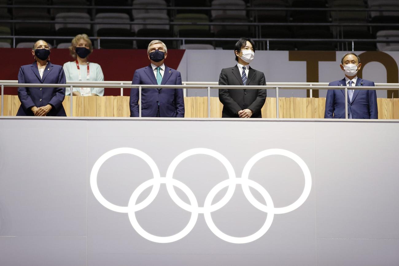 東京五輪の閉会式に出席された秋篠宮さま。右端は菅首相、左から2人目はIOCのバッハ会長（共同）