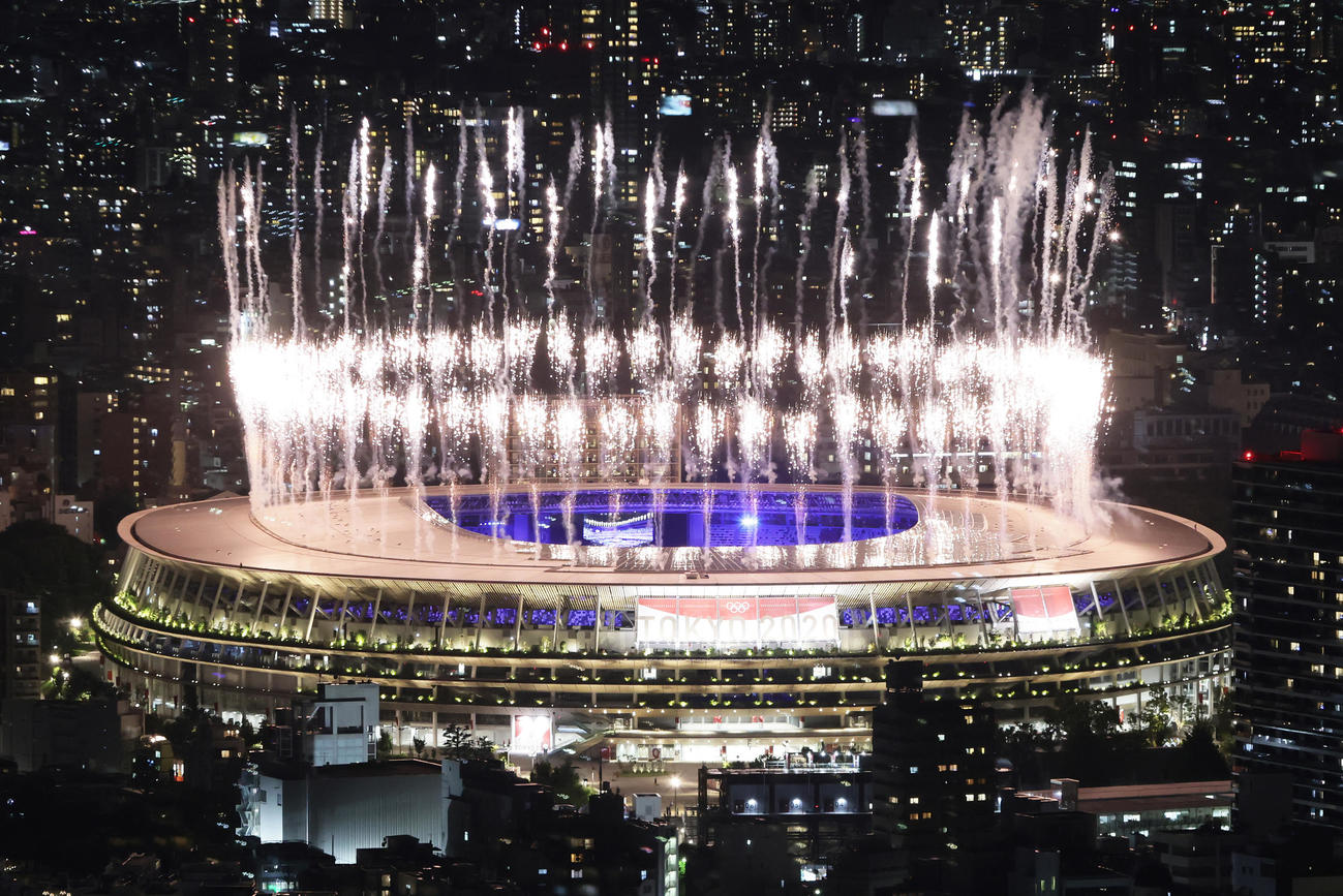 東京五輪閉会式中、花火が打ち上がる国立競技場（渋谷スカイから・撮影・足立雅史）