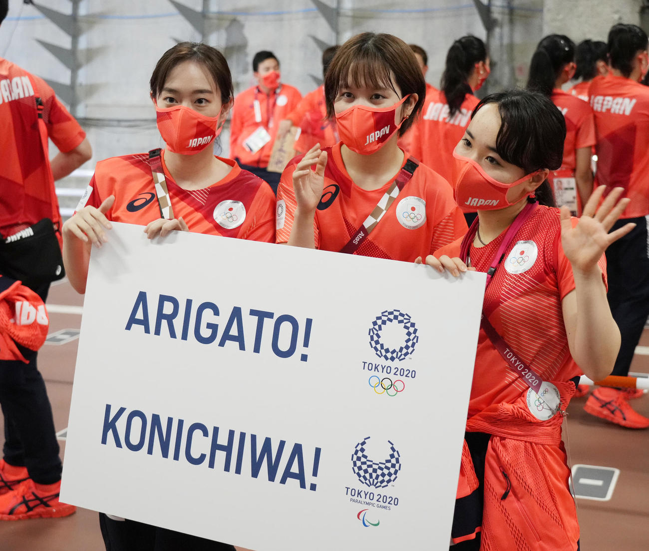 東京五輪閉会式を前に記念写真に納まる、左から石川、平野、伊藤（撮影・菅敏）