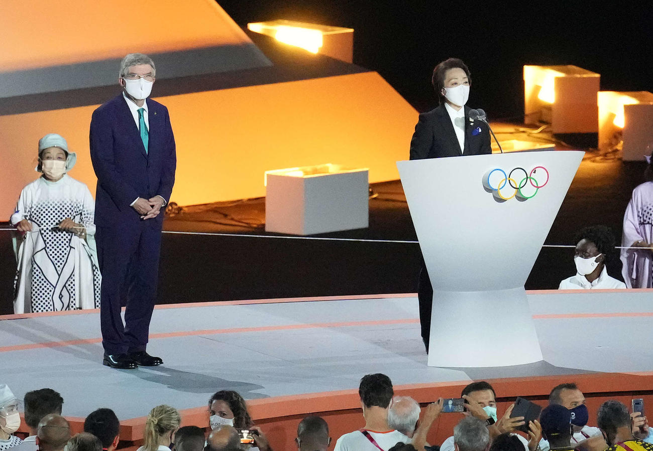 閉会式でスピーチする橋本聖子東京五輪・パラリンピック組織委員会会長（右）。左はIOCバッハ会長（撮影・鈴木みどり）