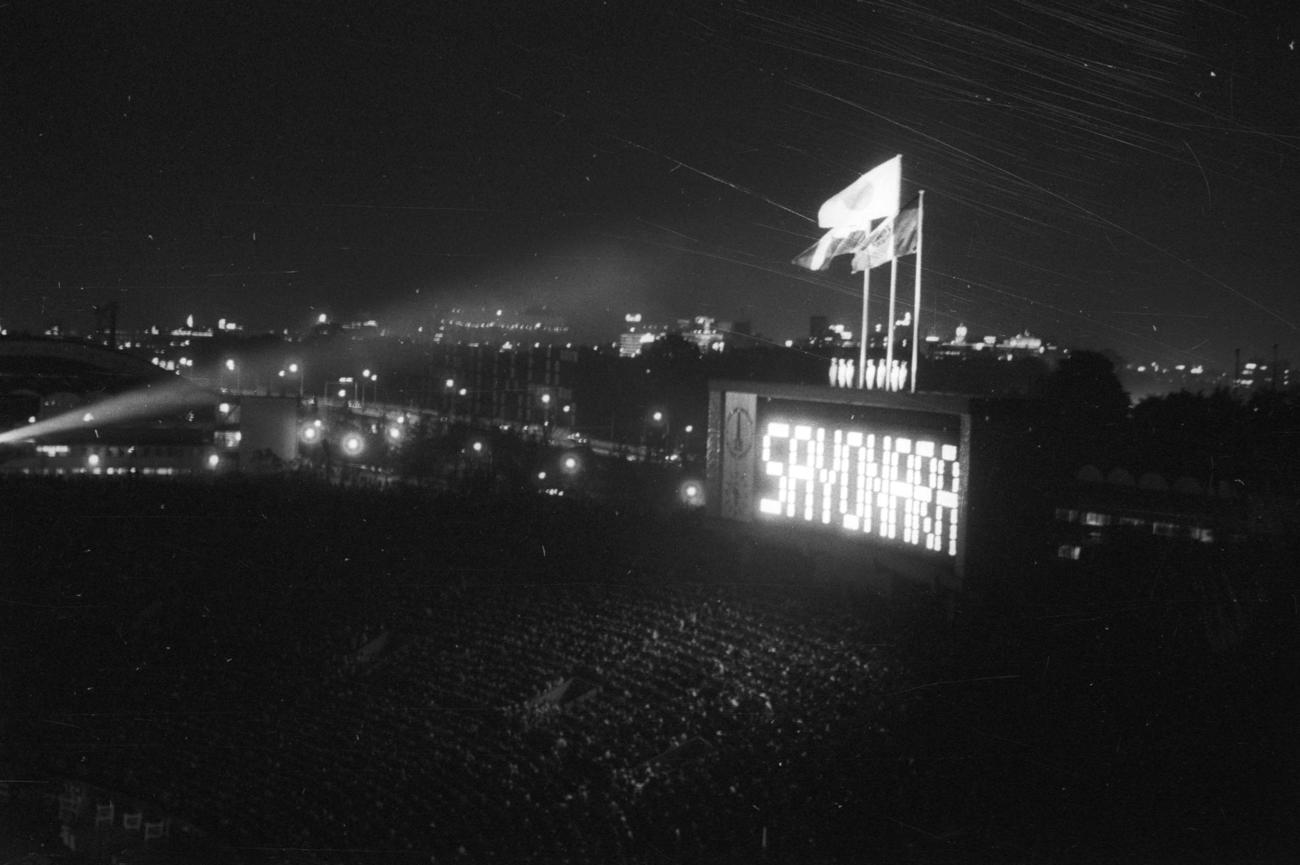 64年10月、東京五輪閉会式で電光板にローマ字で「SAYONARA」の文字が浮かんだ
