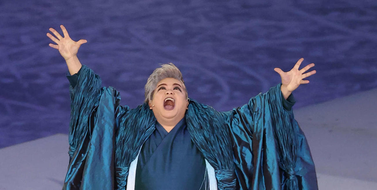 東京五輪の閉会式でオリンピック賛歌を歌い上げる岡本知高（撮影・河野匠）