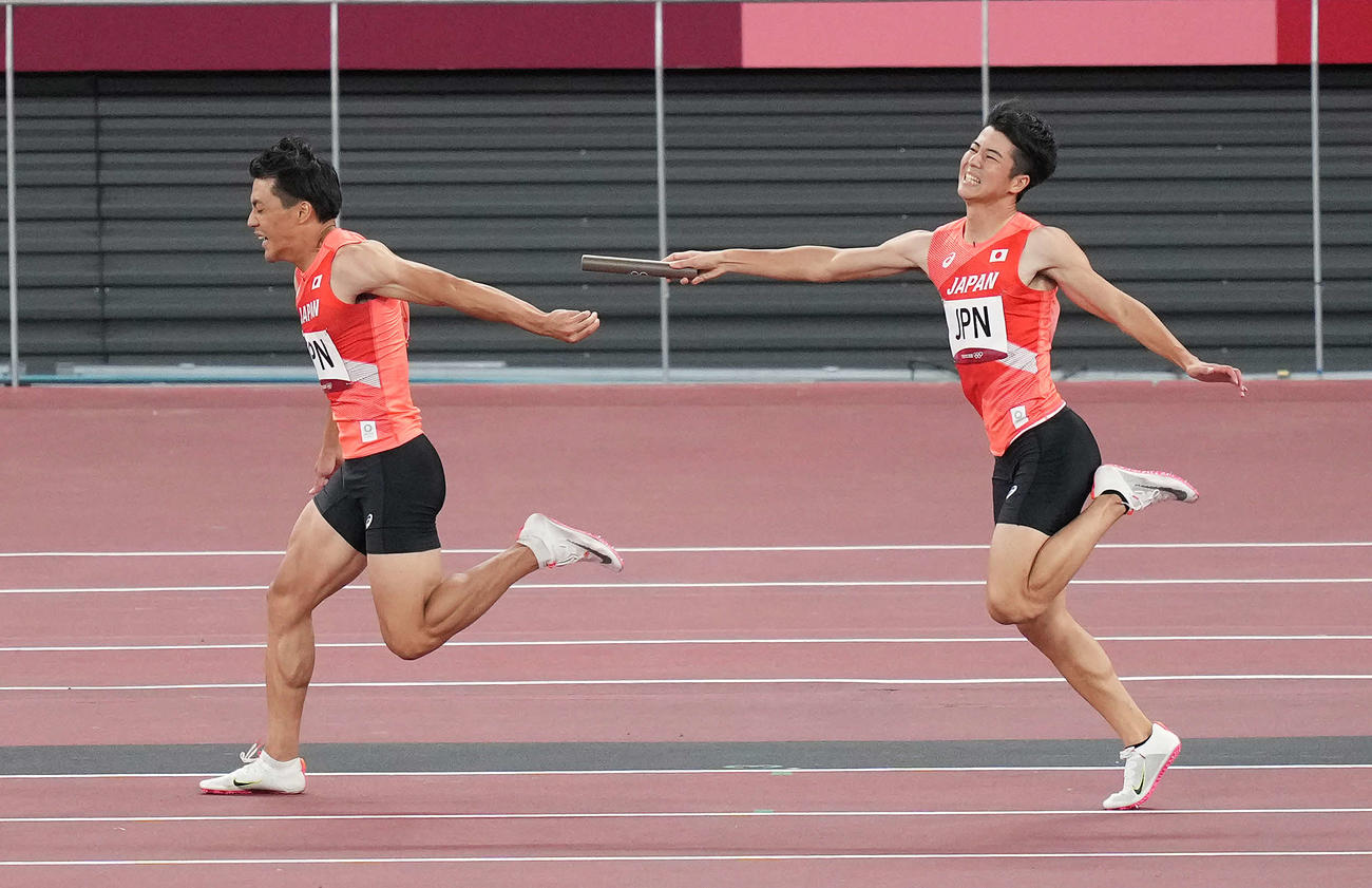 男子400メートルリレー決勝　第2走者の山県（左）にバトンパスできない第1走者の多田（8月6日撮影）