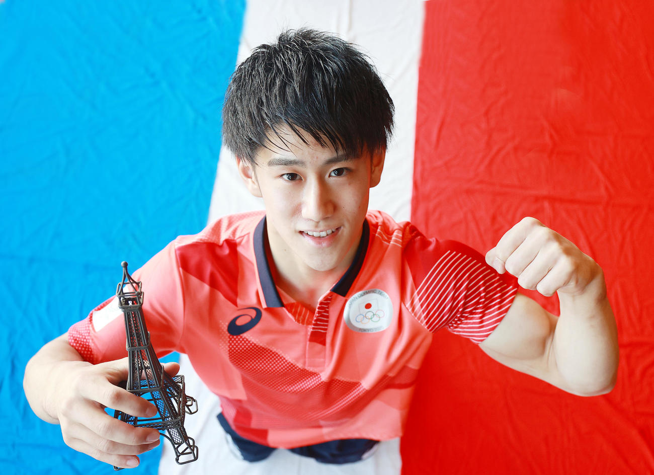 東京五輪男子体操で2冠の橋本大輝は、次のパリ五輪に向け、エッフェル塔を手にガッツポーズ（撮影・浅見桂子）
