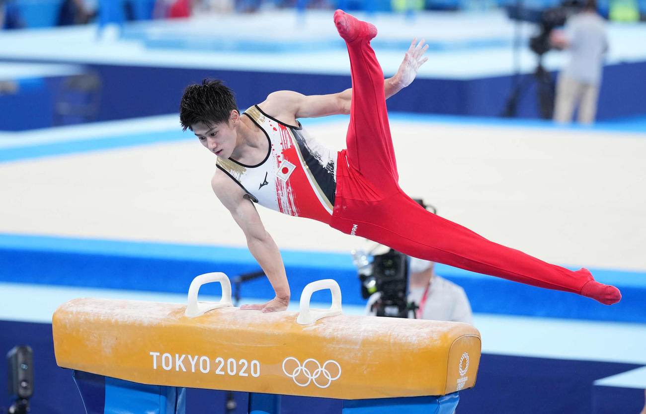 2020年東京五輪　体操男子団体決勝　あん馬の演技をする橋本大輝