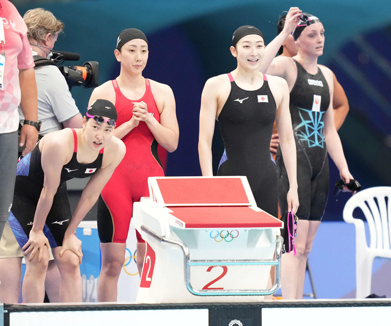 7月24日、競泳女子400メートルリレー予選　アンカーの大本里佳を笑顔で待つ池江璃花子（右から2人目）