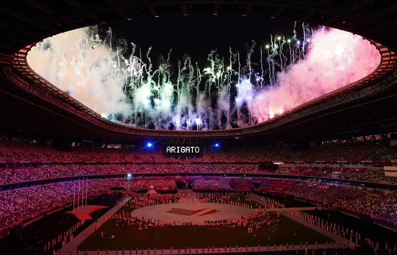 閉会式で大型ビジョンに表示された「ARIGATO」の文字と打ち上がる花火（撮影・鈴木みどり）