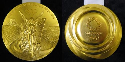 2020東京五輪の金メダル。左が「勝利の女神ニケ像」が描かれている表面。右が開催国によるデザインの裏面