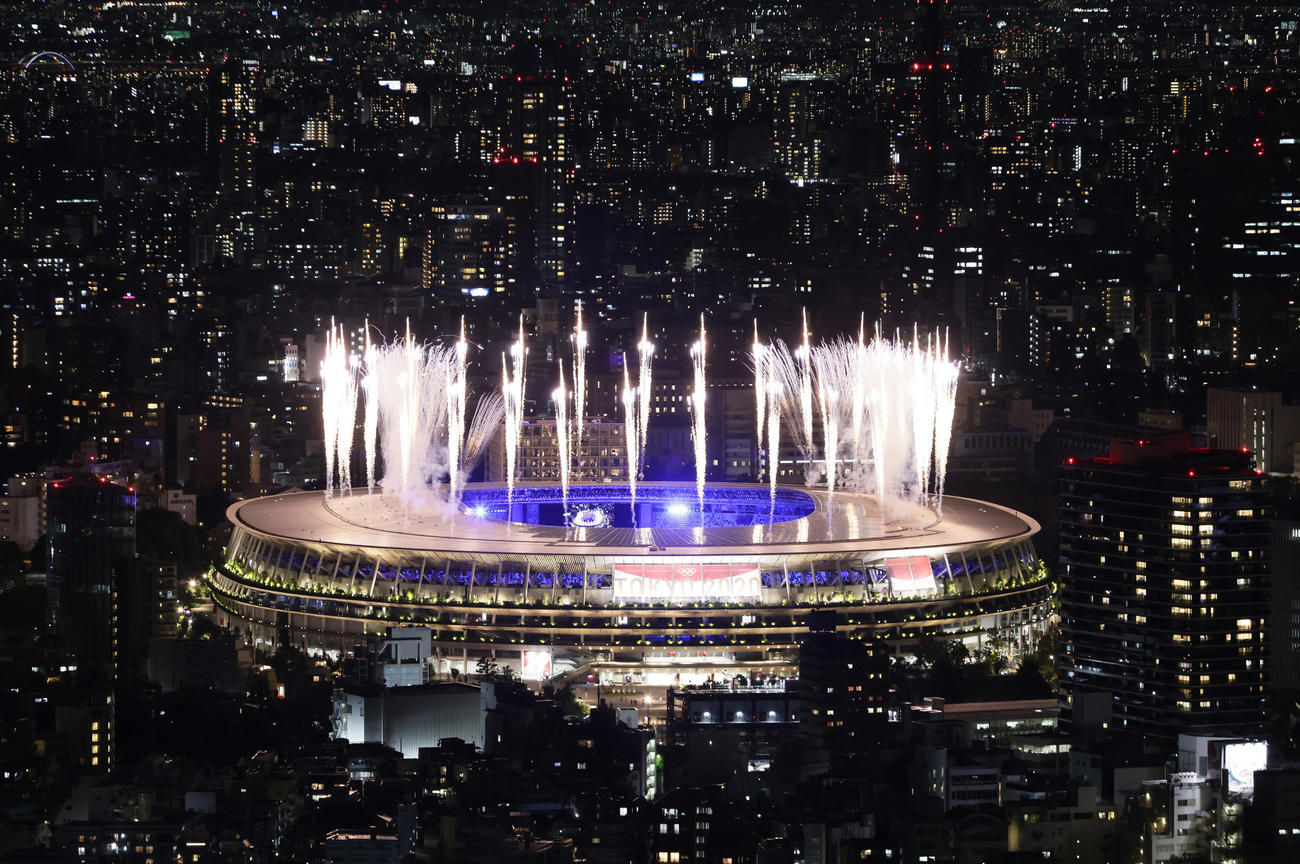 東京五輪閉会式　花火が打ち上がる国立競技場（2021年8月8日撮影）